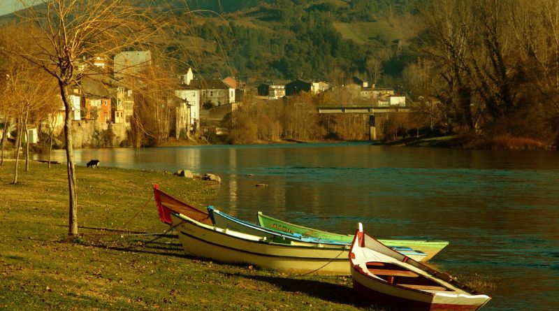 Río y barca